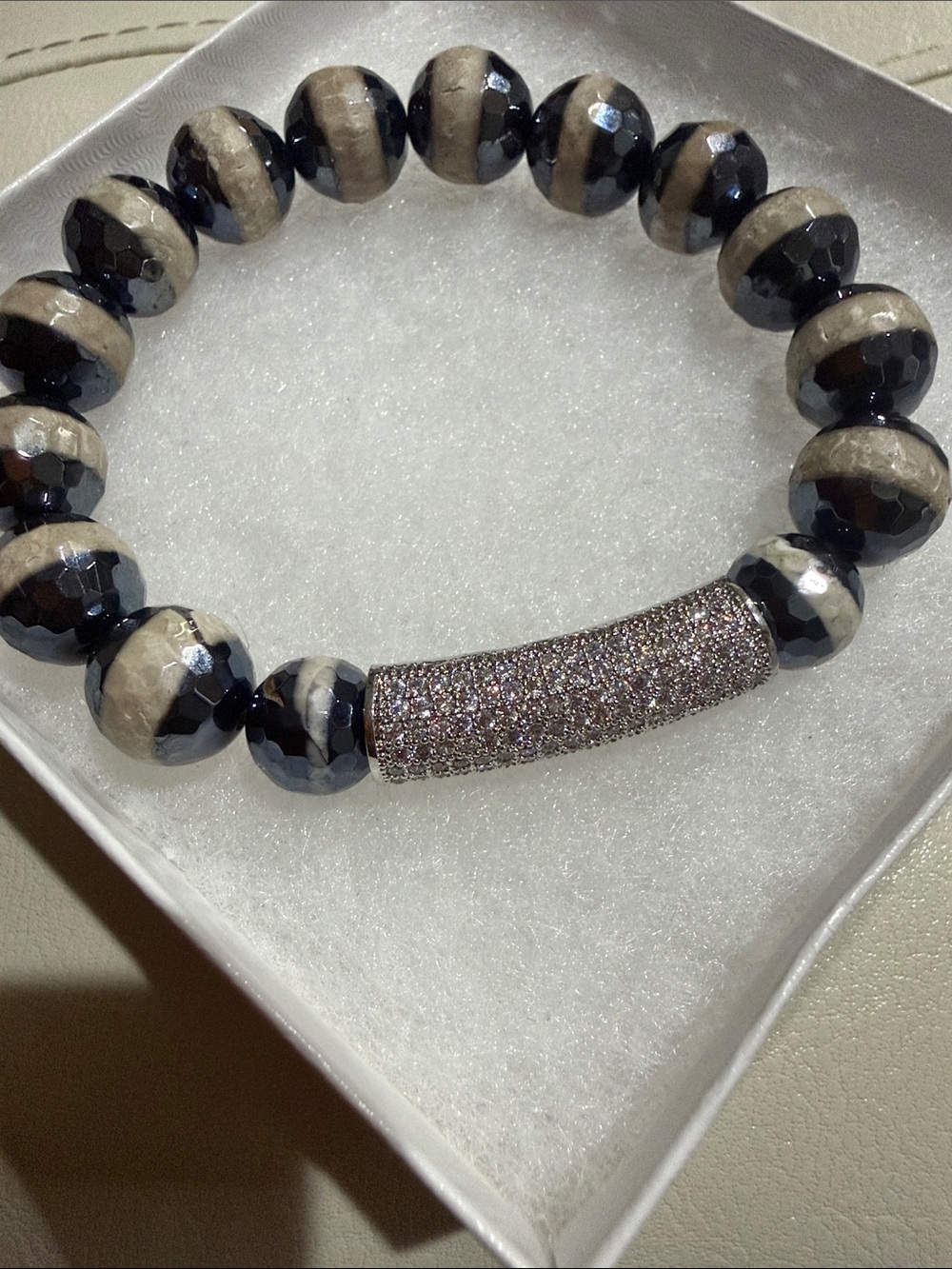 Fauceted agate Beaded Stretch Bracelet with Glitter Pavé Bar - Black and Cream